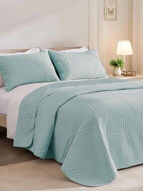 Lightweight Aqua Blue Quilt Queen Size and 2 Shames for All Season
